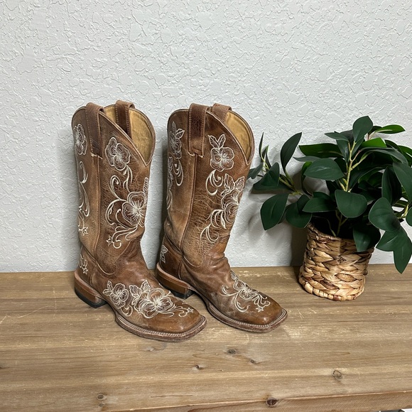 Cheyenne Brown distressed leather boot with floral engrave design size 6 M - Picture 14 of 15